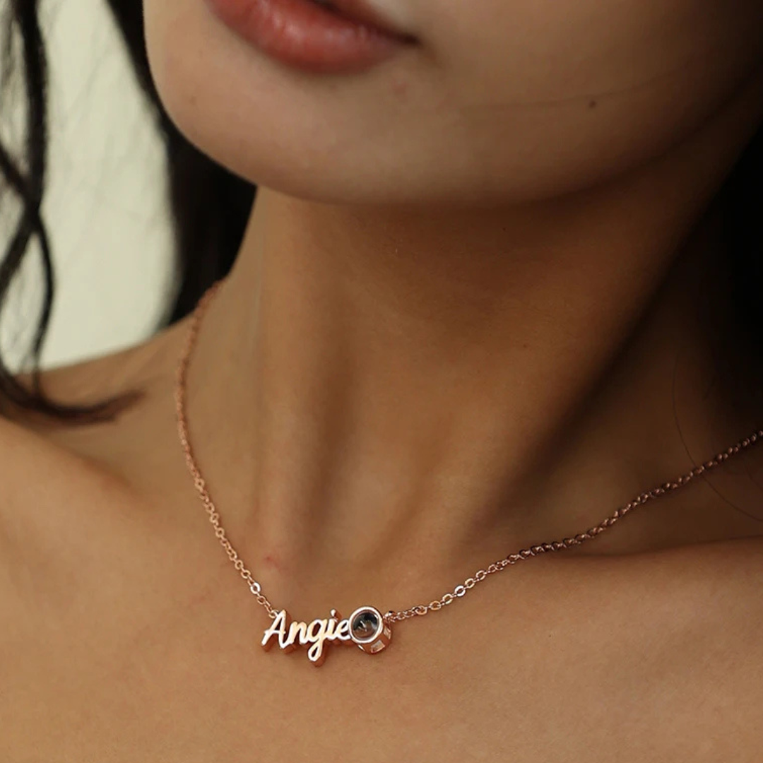 Collar con nombre personalizado y con proyección de foto